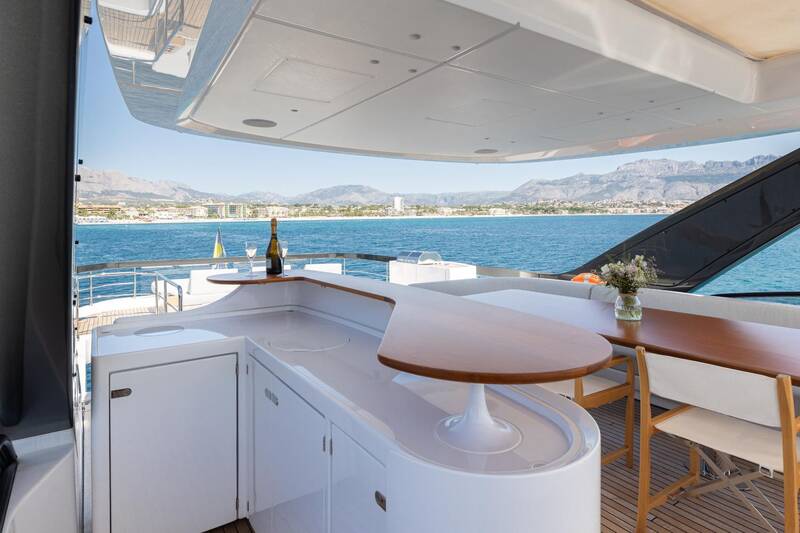 Bar at flybridge