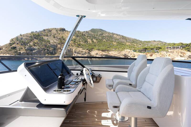 Helm station at flybridge