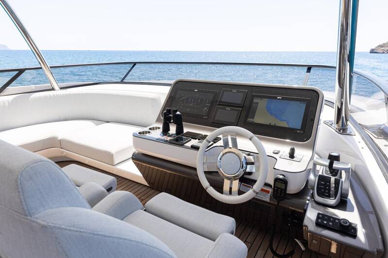 Helm station at flybridge