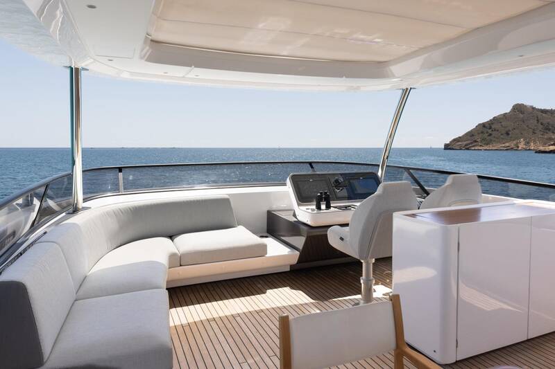Helm station at flybridge
