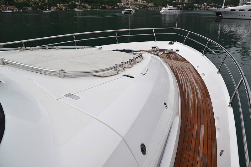 The bow of the Fairline Squadron 78 (2011)