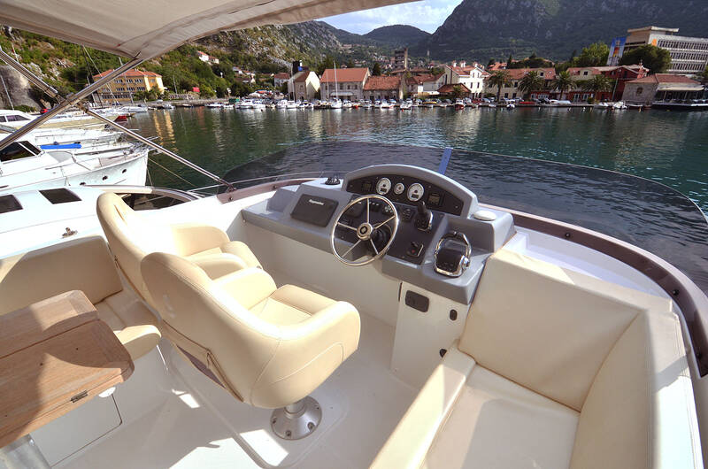 Helm station on flybridge