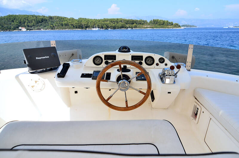 Helm station on flybridge