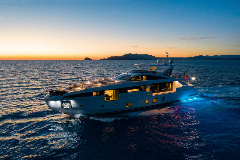 Екстер'єр Azimut Grande 32 METRI