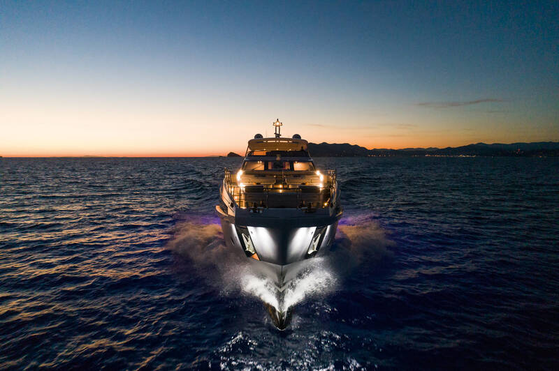 Екстер'єр Azimut Grande 32 METRI