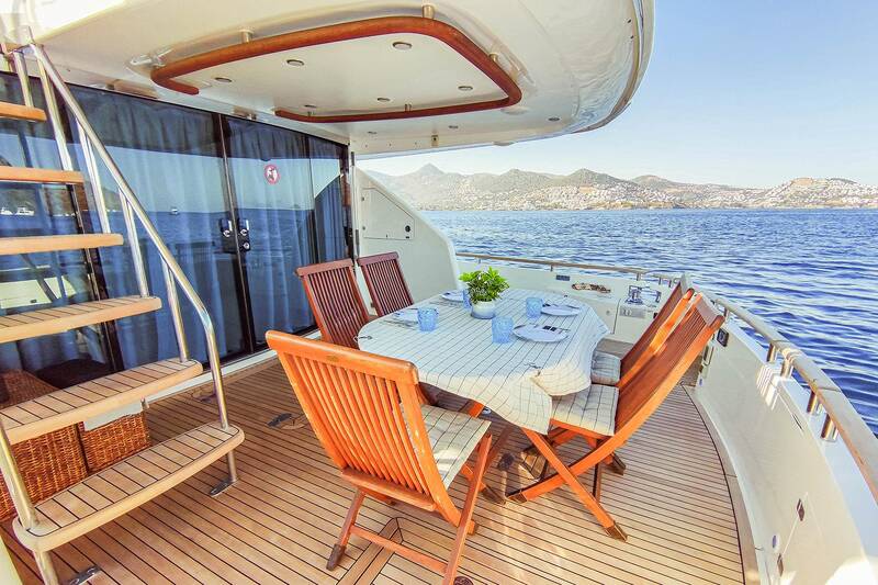 Dining area on cockpit