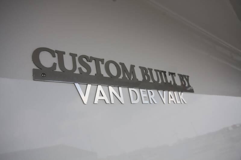Exterior, logo WvdV