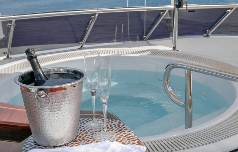 Jacuzzi on the sundeck 