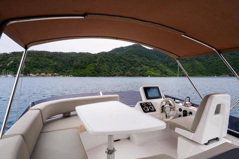 Helm station on flybridge
