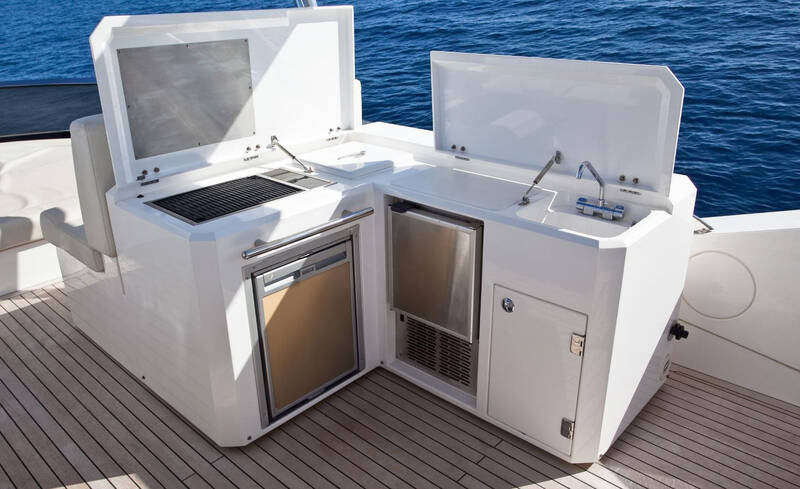 Wet bar on flybridge