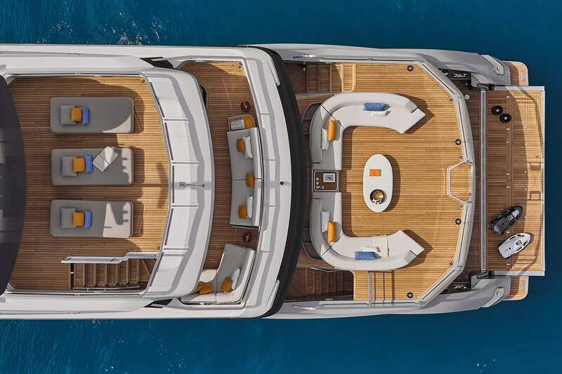 Exterior lounge areas on aft