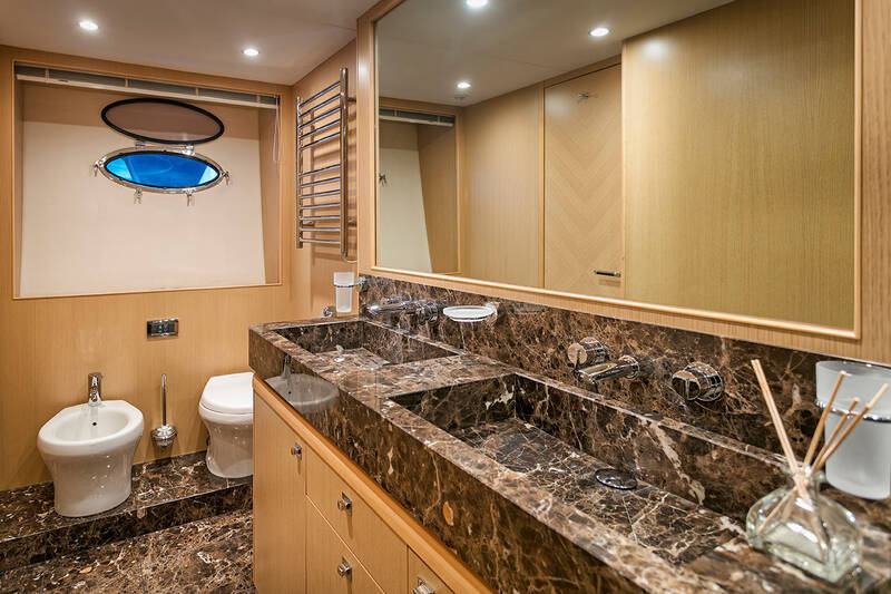 Master cabin head