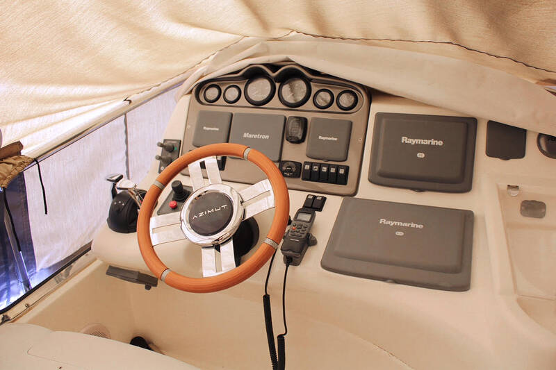 Helm station on flybridge